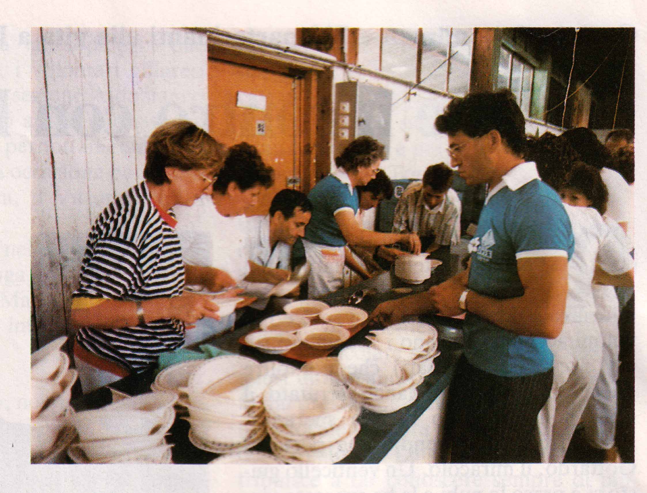 Le mogli e i familiari dei nostri emigrati che hanno preparato e servito il pranzo